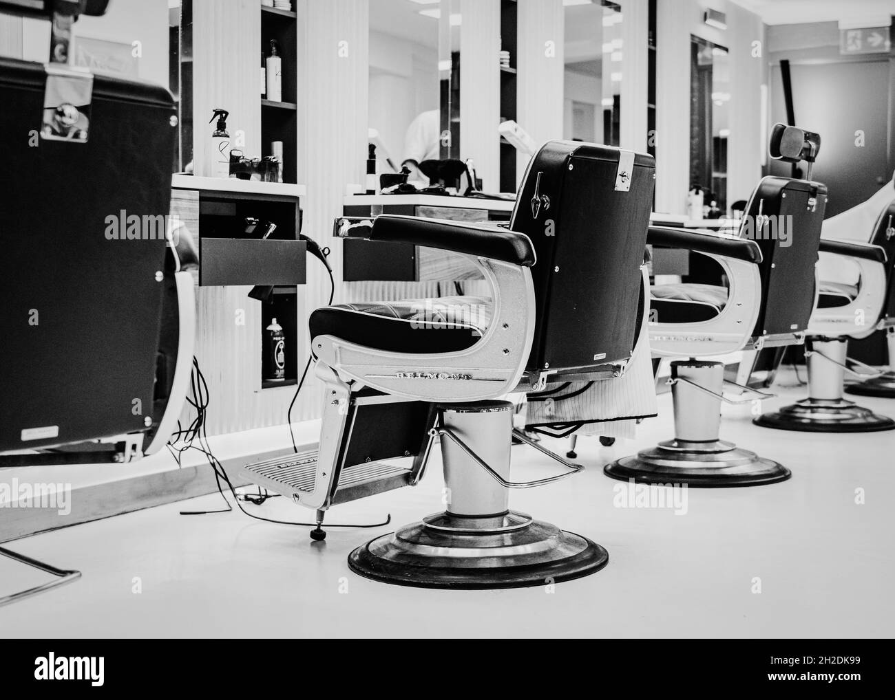 Célèbre chaise de bar Takara Belmont dans un salon de barbiers à St Albans, Hertfordshire, Angleterre. Banque D'Images