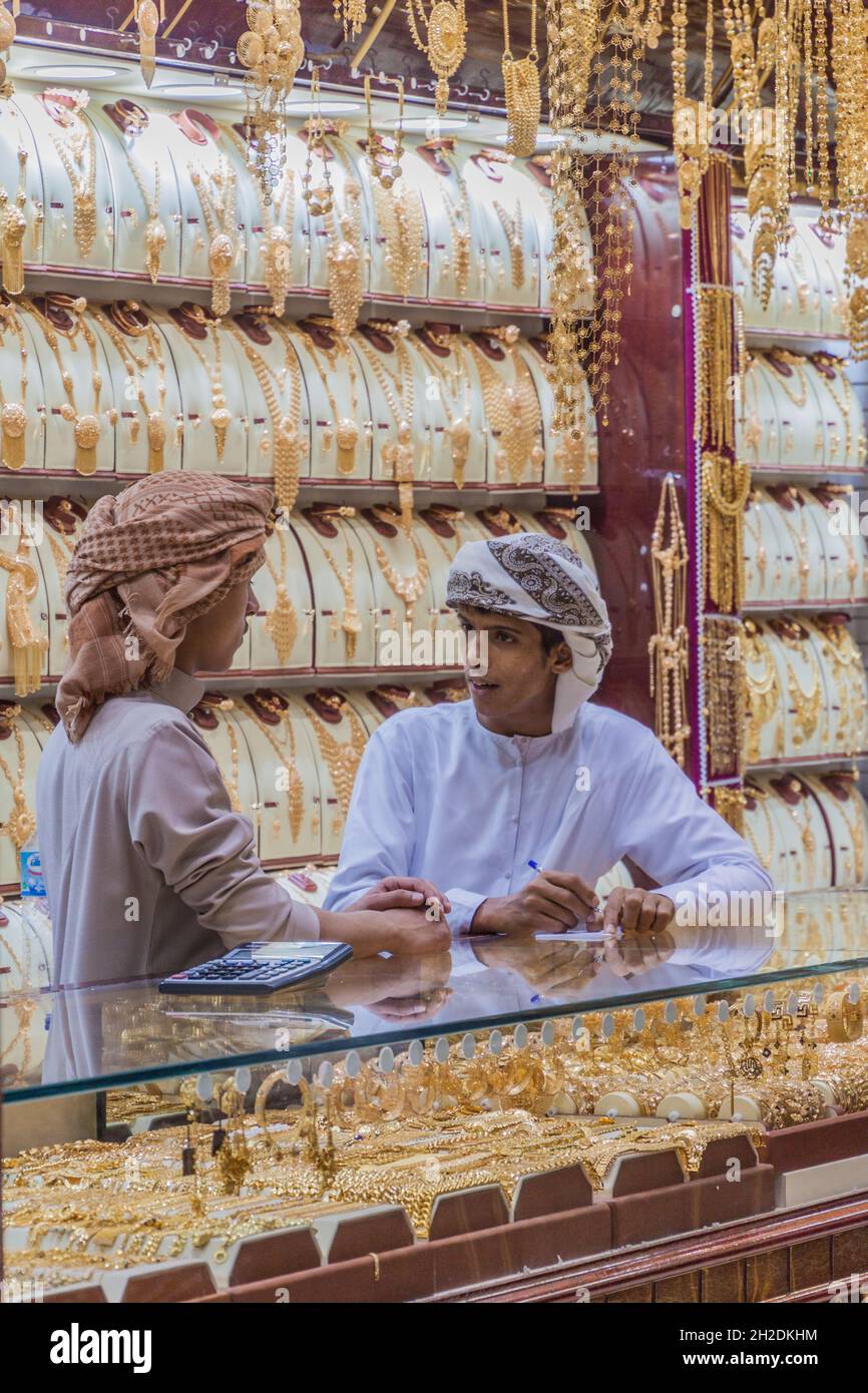 DUBAI, Émirats Arabes Unis - 10 MARS 2017 : bijouterie au Gold Souq dans le quartier de Deira à Dubaï, Émirats Arabes Unis Banque D'Images