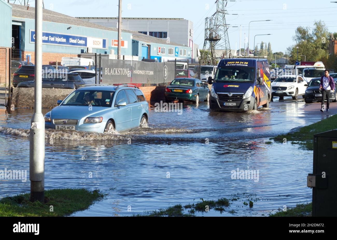Colchester, Royaume-Uni. 21st octobre 2021. Des batailles de la circulation pour traverser les eaux de crue dans la région de Hythe de Colchester dans l'Essex après de fortes pluies de nuit. Crédit : Eastern Views/Alamy Live News Banque D'Images