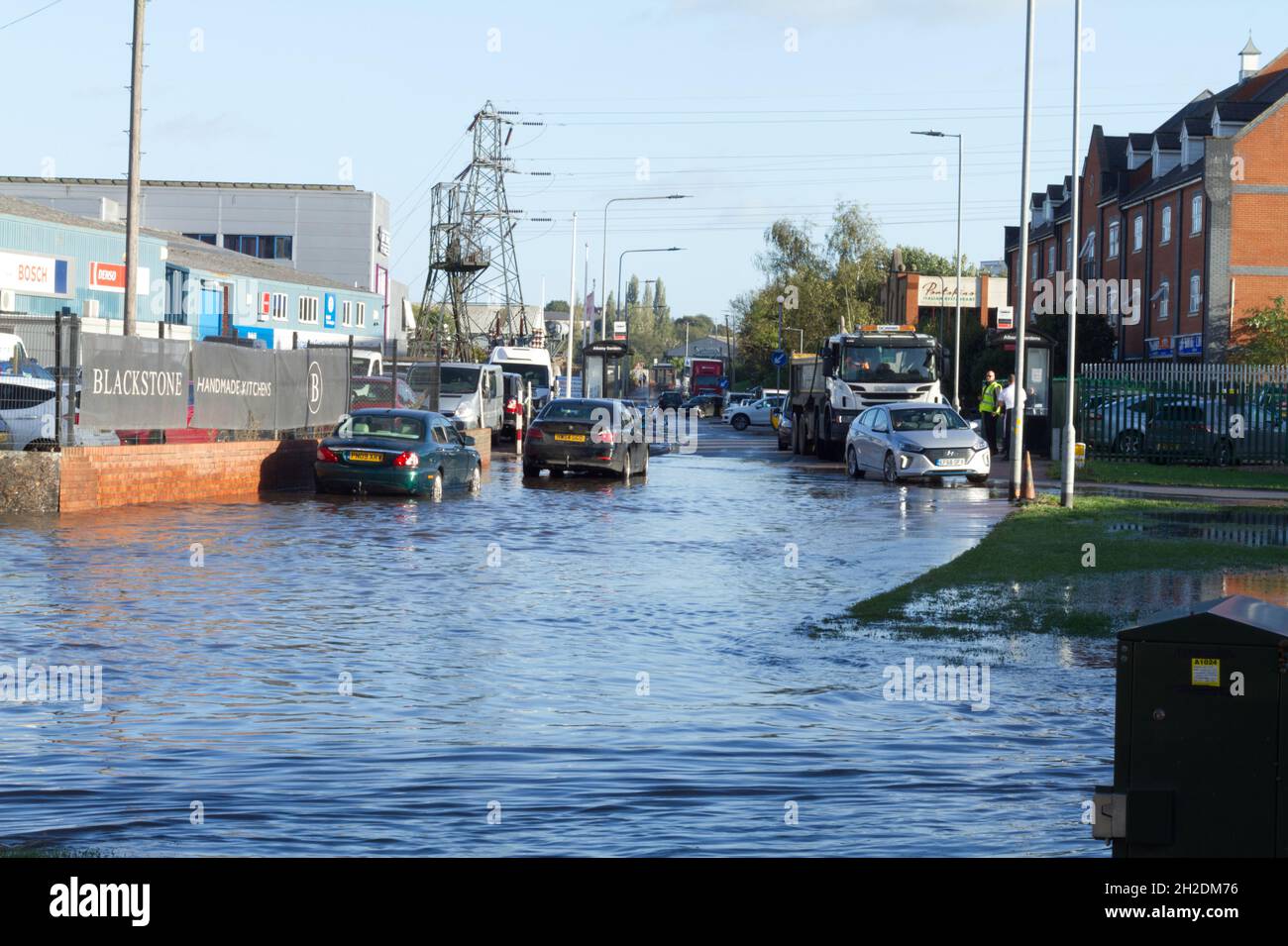 Colchester, Royaume-Uni. 21st octobre 2021. Des batailles de la circulation pour traverser les eaux de crue dans la région de Hythe de Colchester dans l'Essex après de fortes pluies de nuit. Crédit : Eastern Views/Alamy Live News Banque D'Images