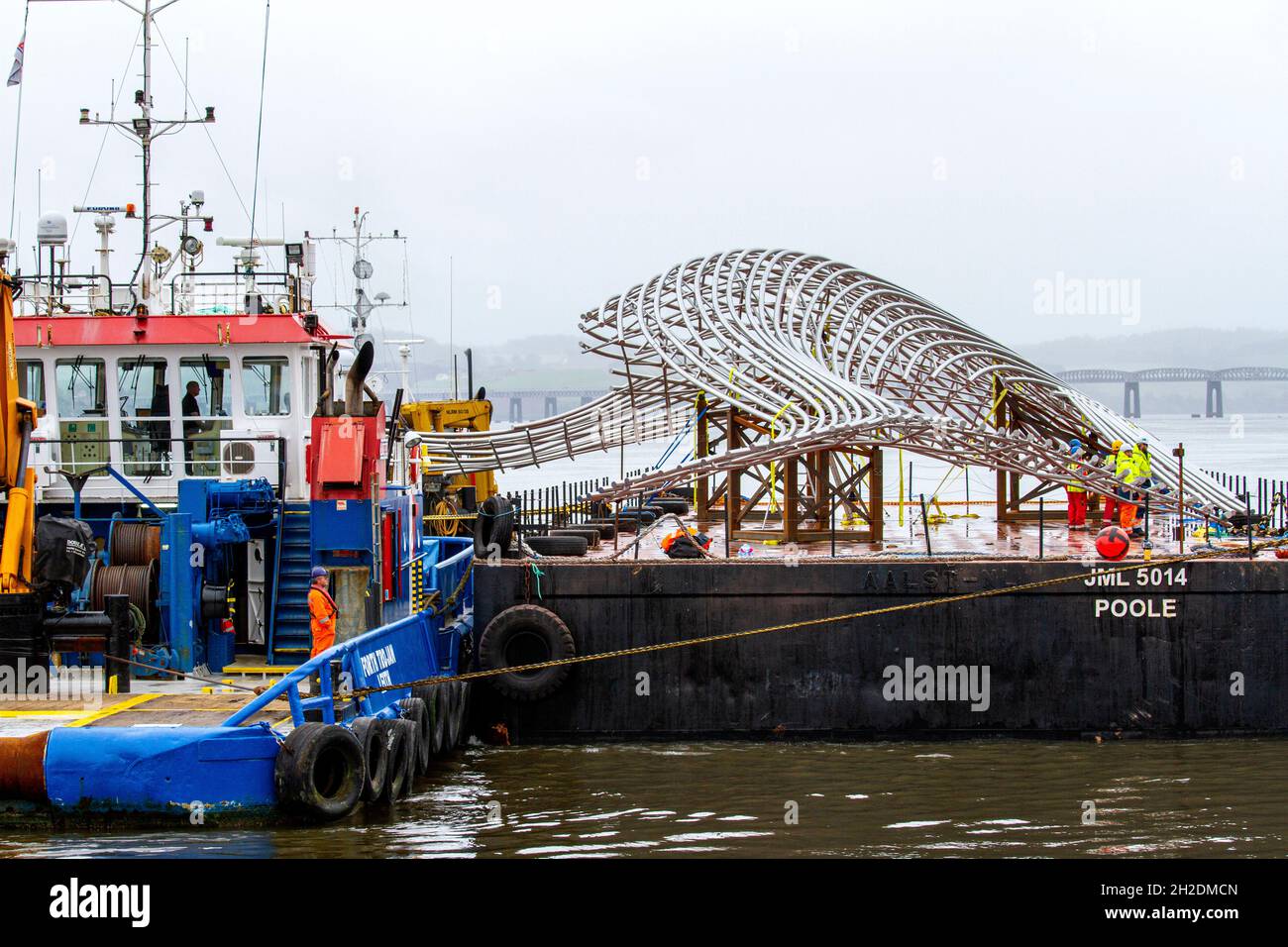 La sculpture de baleine à bosse géant de 1 m £, d'une hauteur de 36 mètres et de 22 tonnes, est arrivée pour être installée à côté du V&A Design Museum à Dundee, en Écosse Banque D'Images