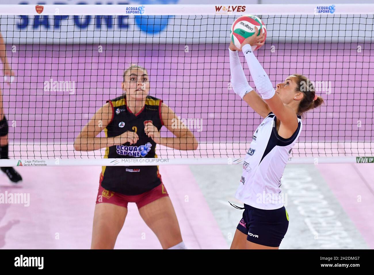 Marta Bechis de VBC Trasporti Pesanti Casalmaggiore en action pendant la série de Championnat de volleyball féminin Un match entre Acqua & sapone Volley Roma et VBC Trasporti Pesanti Casalmaggiore à PalaEur, 20 octobre 2021 à Rome, Italie.(Photo de Domenico Cippitelli/Pacific Press) Banque D'Images