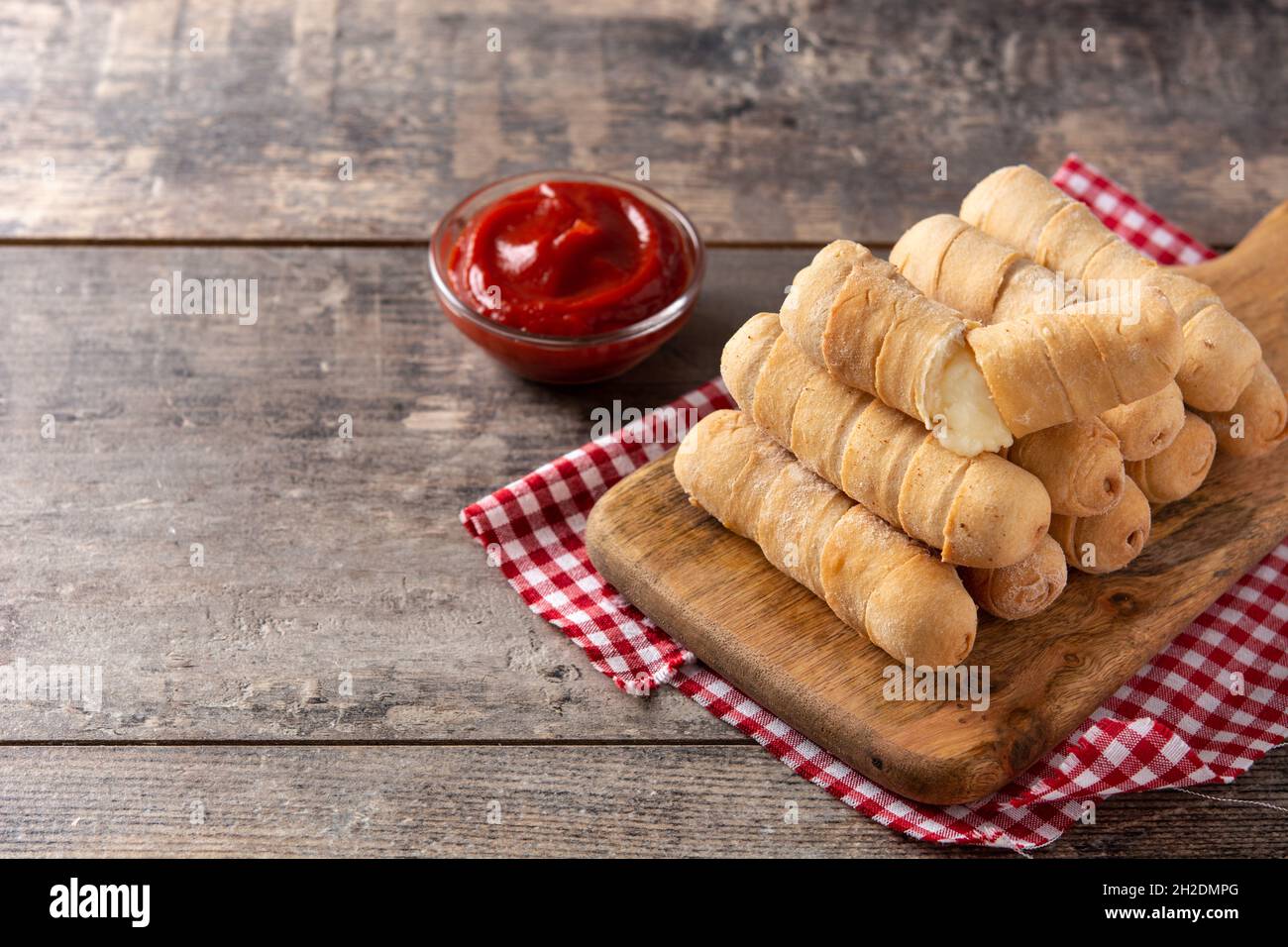 Tequeños d'Amérique latine farcies de fromage sur table en bois Banque D'Images