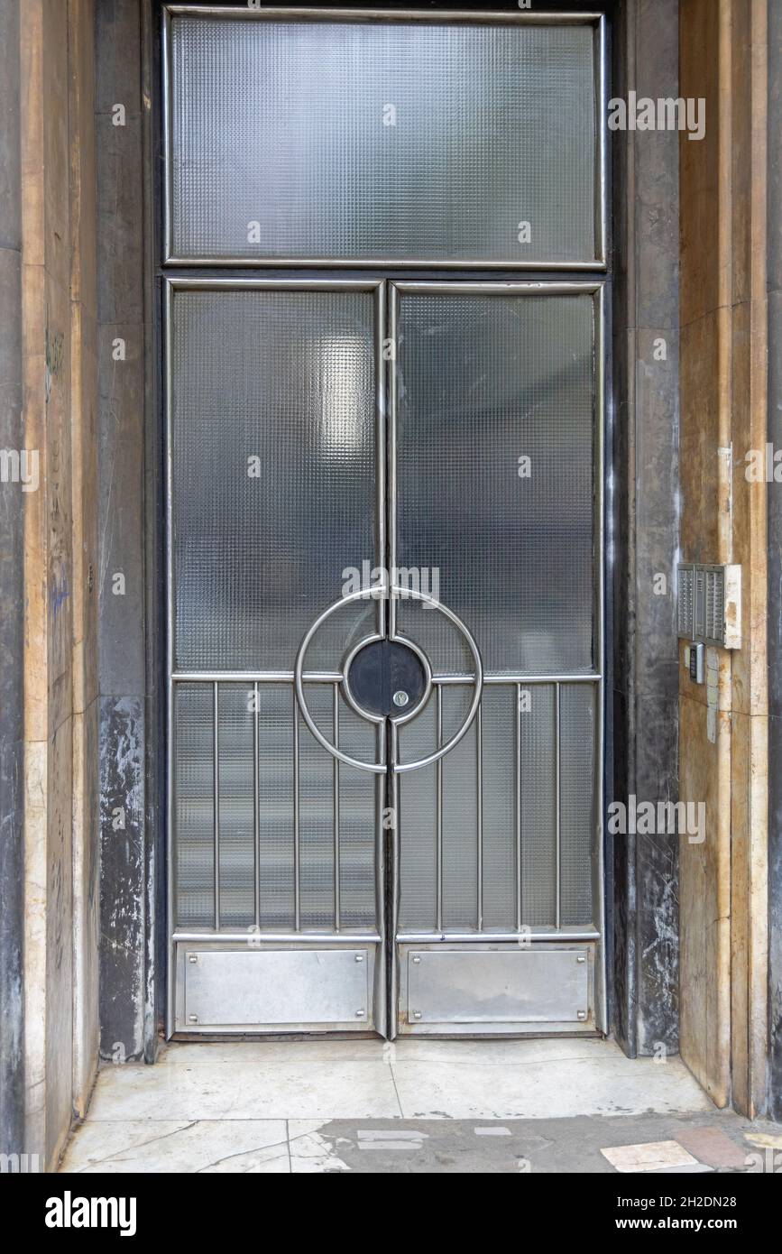 Toutes les portes vitrées de sécurité avec cadre métallique Photo Stock -  Alamy