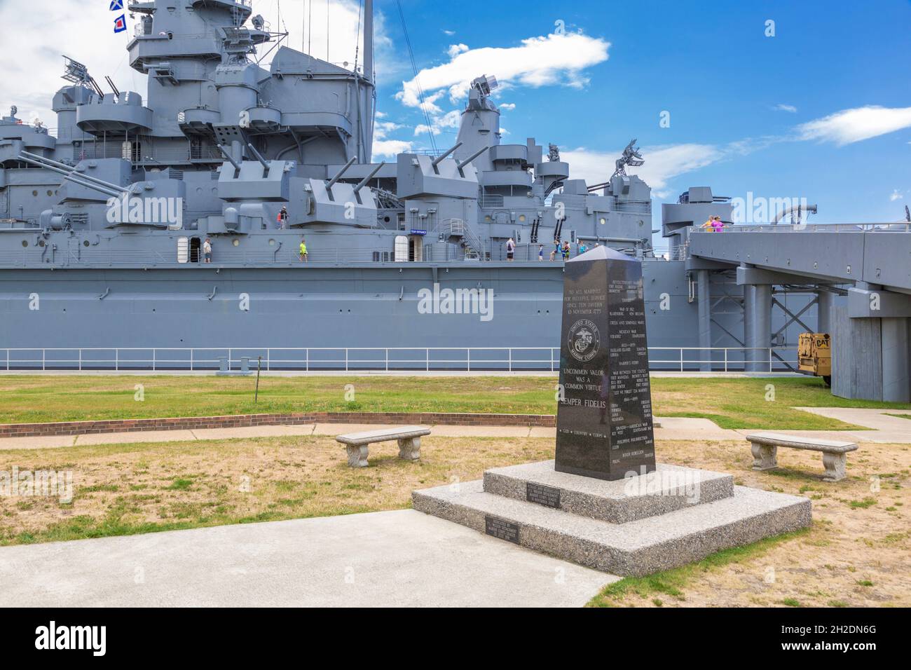 Monument commémoratif en granit sculpté hommage au corps des Marines des États-Unis au Battleship Memorial Park de Mobile, Alabama Banque D'Images