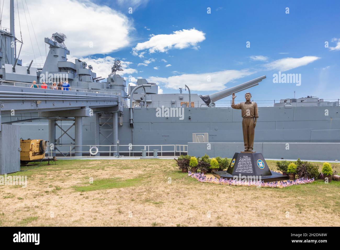La statue d'Oath rend hommage à la Garde côtière américaine au Battleship Memorial Park de Mobile, Alabama Banque D'Images La statue d'Oath rend hommage à la Garde côtière américaine au Battleship Memorial Park de Mobile, Alabama Banque D'Images
