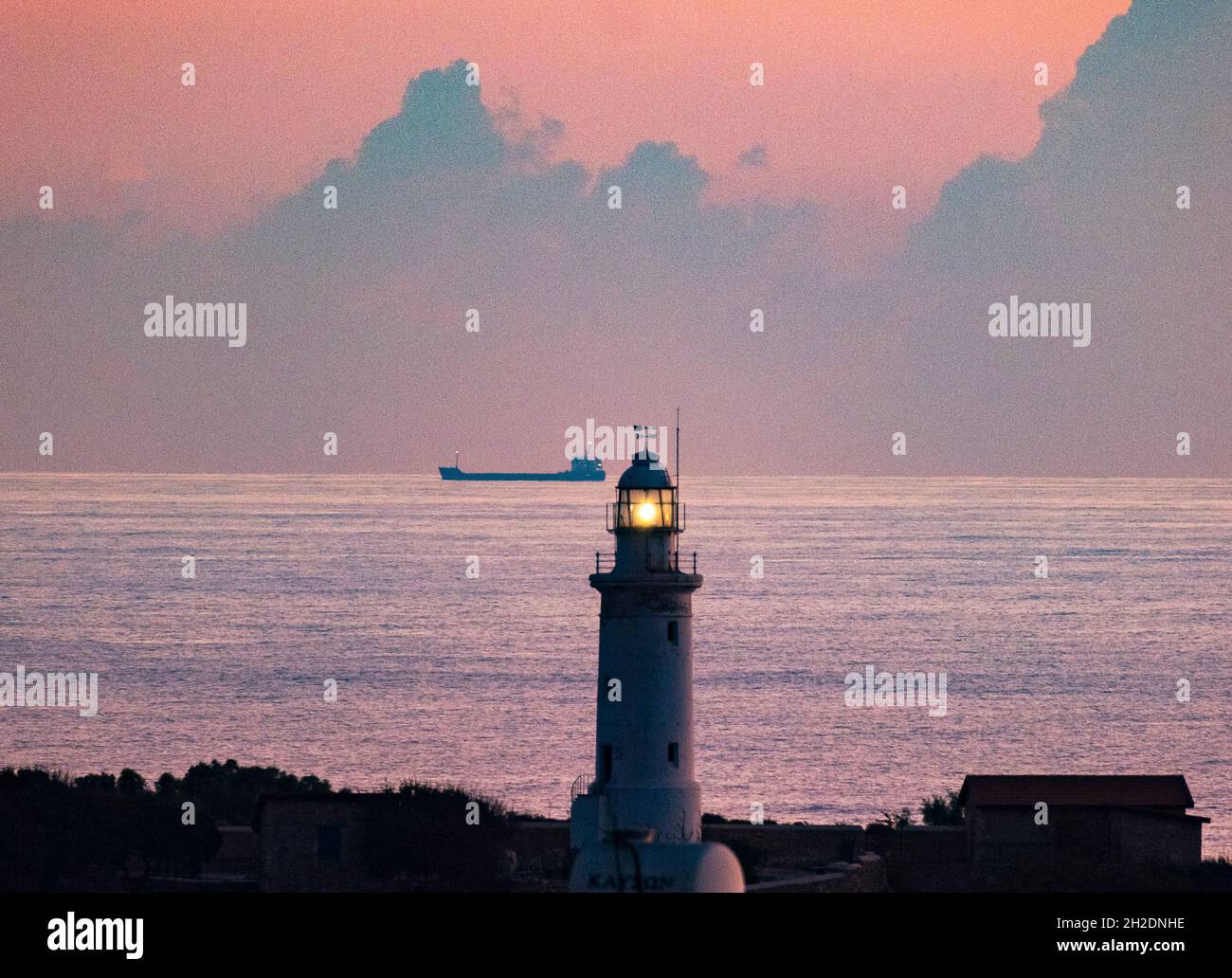 Le phare de Paphos point clignote un avertissement pour la navigation maritime méditerranéenne au large de Paphos, Chypre Banque D'Images