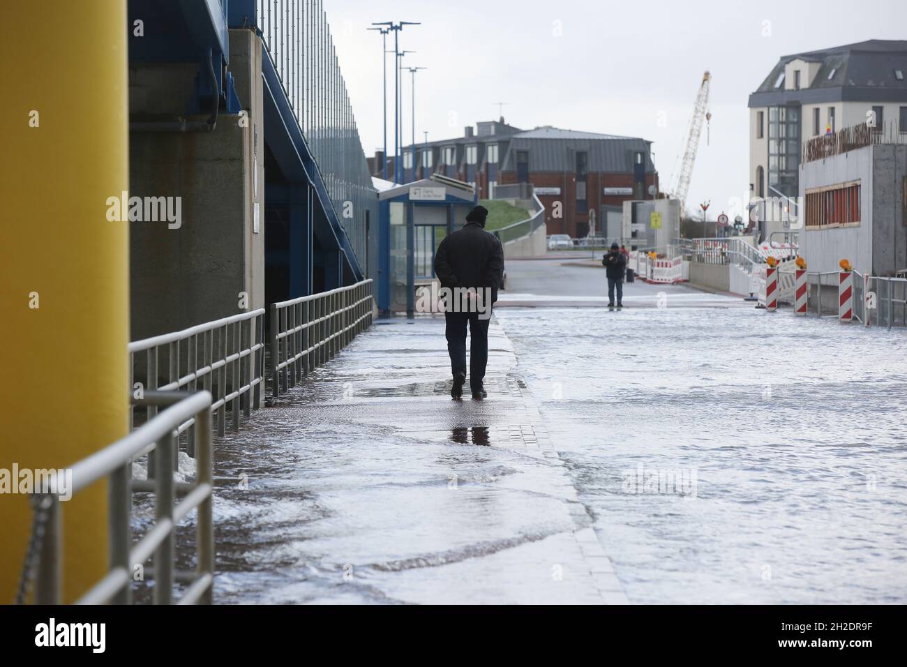 21 octobre 2021, Schleswig-Holstein, Dagebüll: L'eau se trouve sur le quai du terminal de ferry à Dagebüll, au fur et à mesure que le niveau de la mer du Nord monte.Le bas 'Ignatz' se déplace au-dessus du Schleswig-Holstein jeudi.Photo: Bodo Marks/dpa Banque D'Images