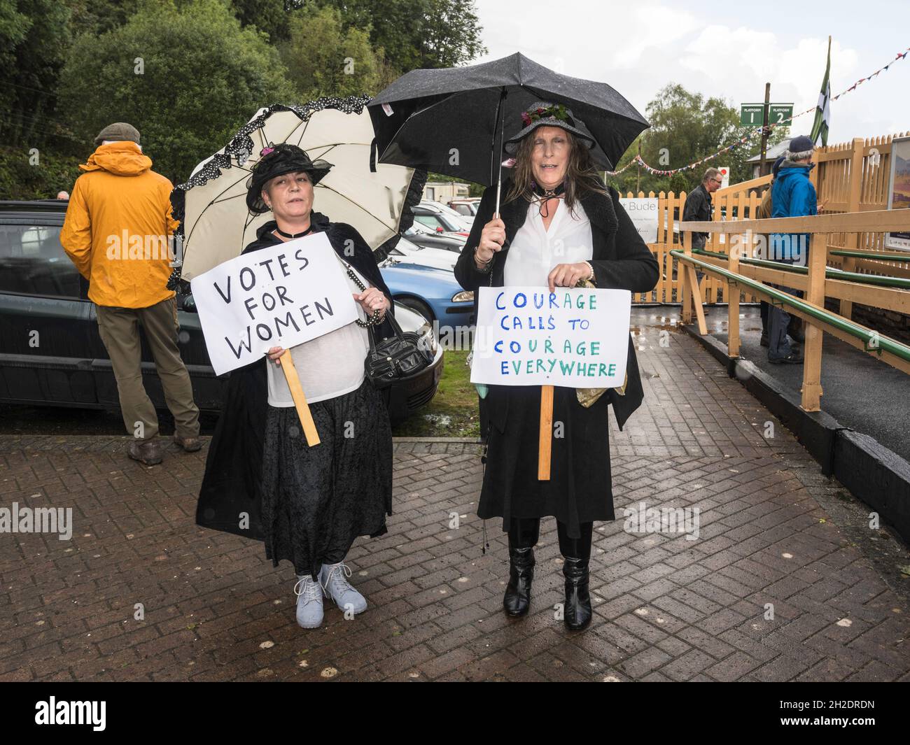 Célébration costumée marquant 150 ans de chemin de fer à Okehampton, Devon.'Sufragettes' organise une manifestation à l'événement. Banque D'Images