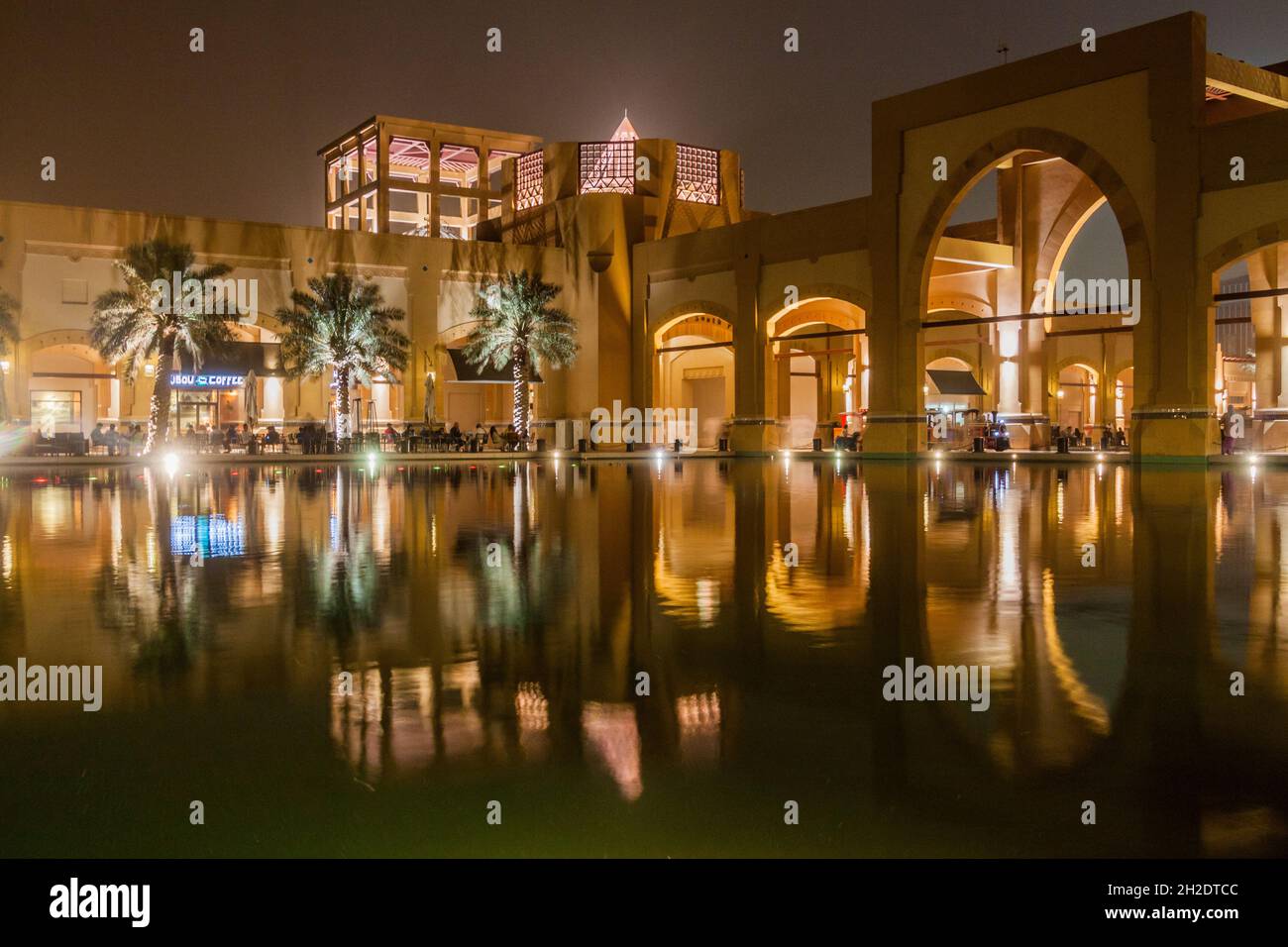 FAHAHEEL, KOWEÏT - 16 MARS 2017 : vue de nuit du centre commercial Al Kout dans le quartier de Fahaheel. Banque D'Images