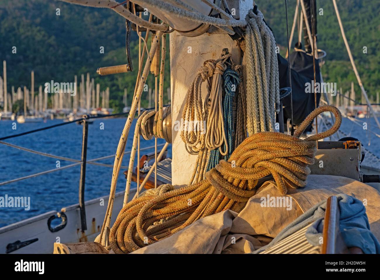 Cordes enroulées à bord d'un bateau à voile / yacht dans le port de Chaguaramas près du port d'Espagne, Trinité-et-Tobago dans les Caraïbes Banque D'Images