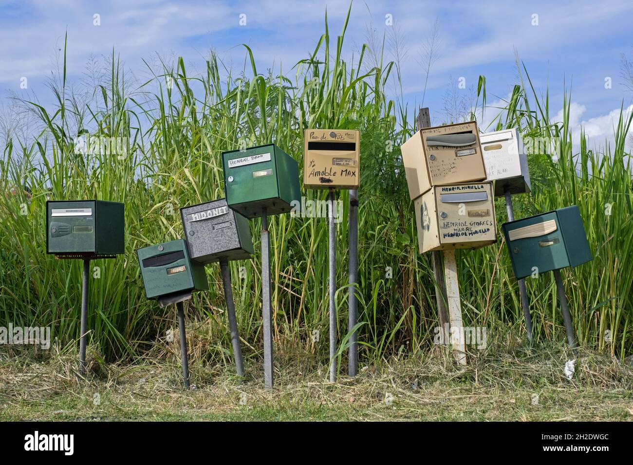 Rangée de boîtes aux lettres / boîtes aux lettres / boîtes aux lettres / boîtes aux lettres / boîtes aux lettres de résidents de l'île française de Martinique dans les Caraïbes Banque D'Images
