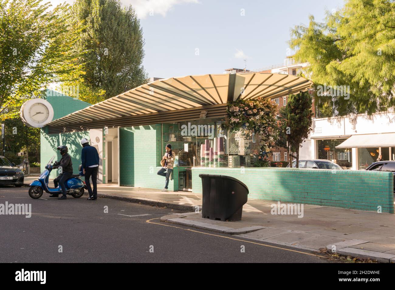 Le magasin de fleurs et toilettes publiques de Turquoise Island and Wild at Heart Grove, Londres, W11, Angleterre, Royaume-Uni Banque D'Images