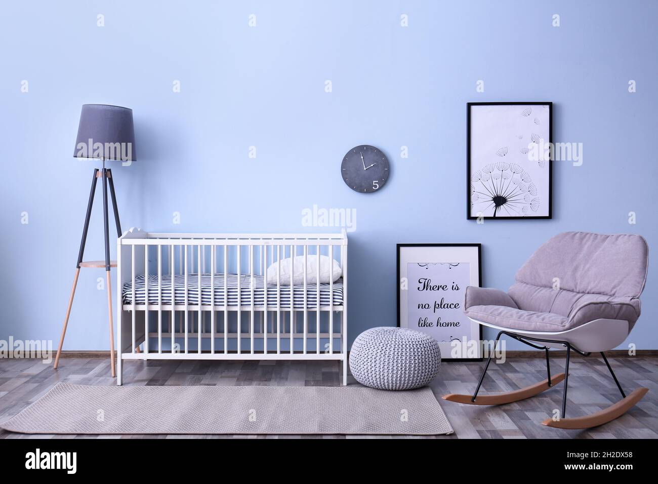 Interieur De La Chambre De Bebe Avec Lit De Bebe Et Fauteuil A Bascule Pres Du Mur Photo Stock Alamy