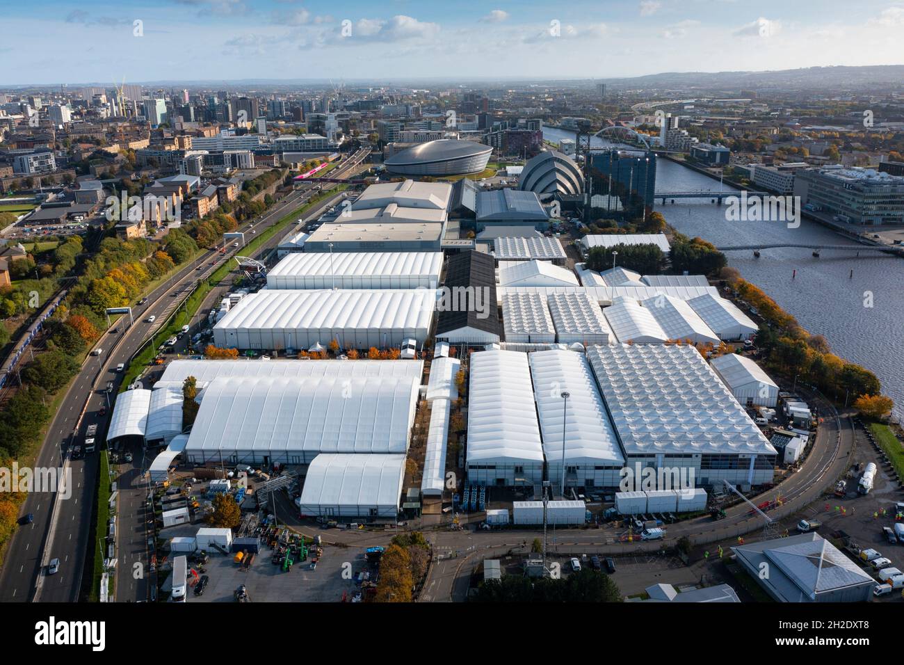 Glasgow, Écosse, Royaume-Uni.21 octobre 2021.Les préparatifs finaux sont en cours sur le site de la Conférence des Nations Unies sur les changements climatiques COP26 qui se tiendra à Glasgow du 31 octobre.Pic; vue aérienne du drone du site de la COP26 à côté de la rivière Clyde.Iain Masterton/Alay Live News. Banque D'Images