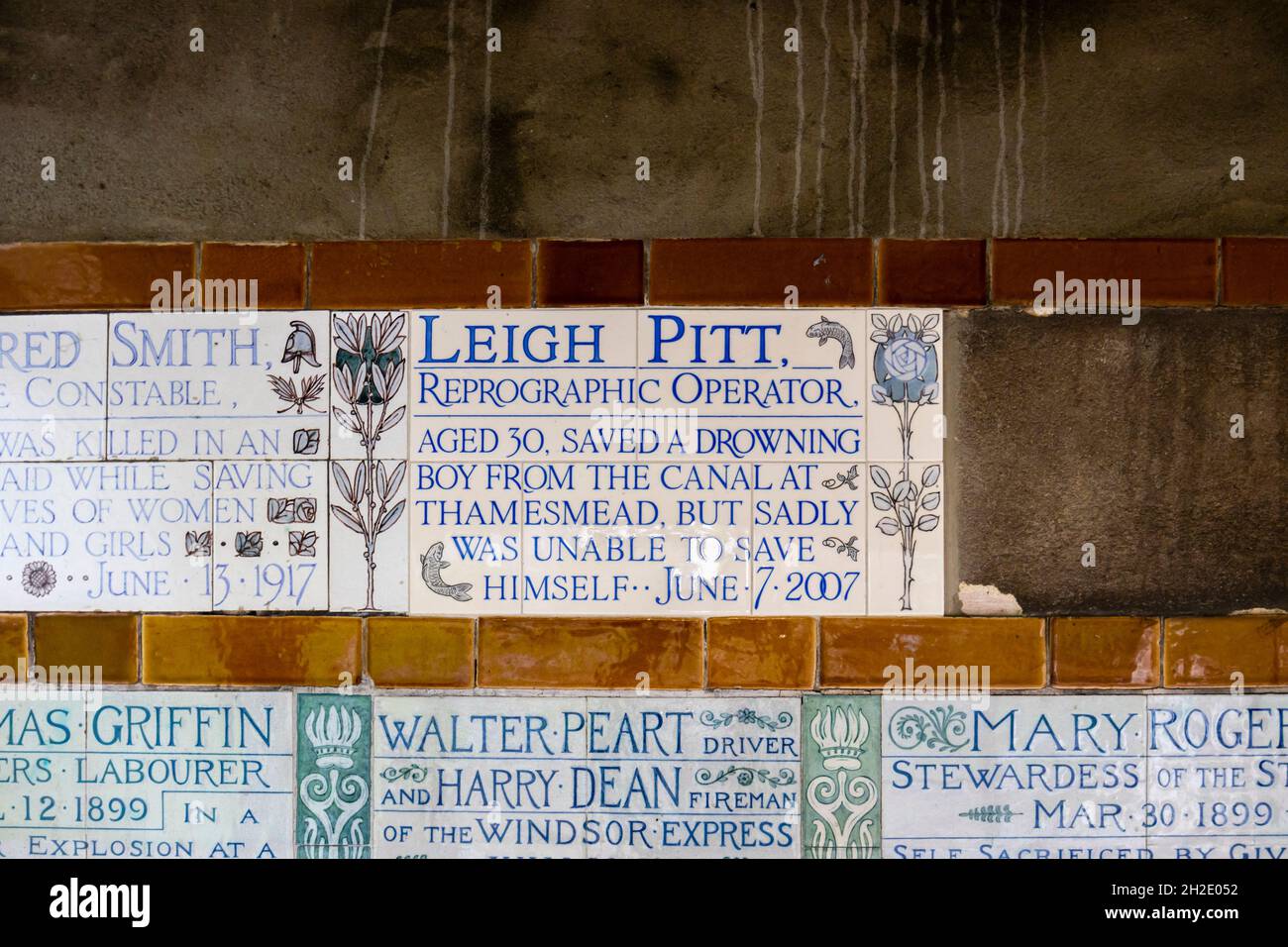 La plus récente (2007) plaque de dédicace en mosaïque, hommages à des héros sauveteurs, Watts Memorial à Heroic Self sacrifice, Postman's Park, Londres EC1 Banque D'Images