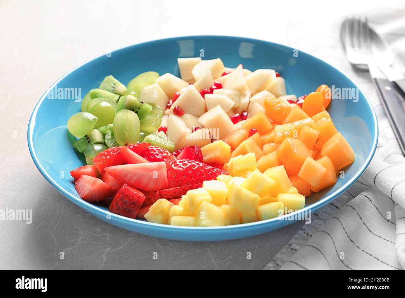 Assiette avec fruits frais coupés sur la table, gros plan Photo Stock -  Alamy