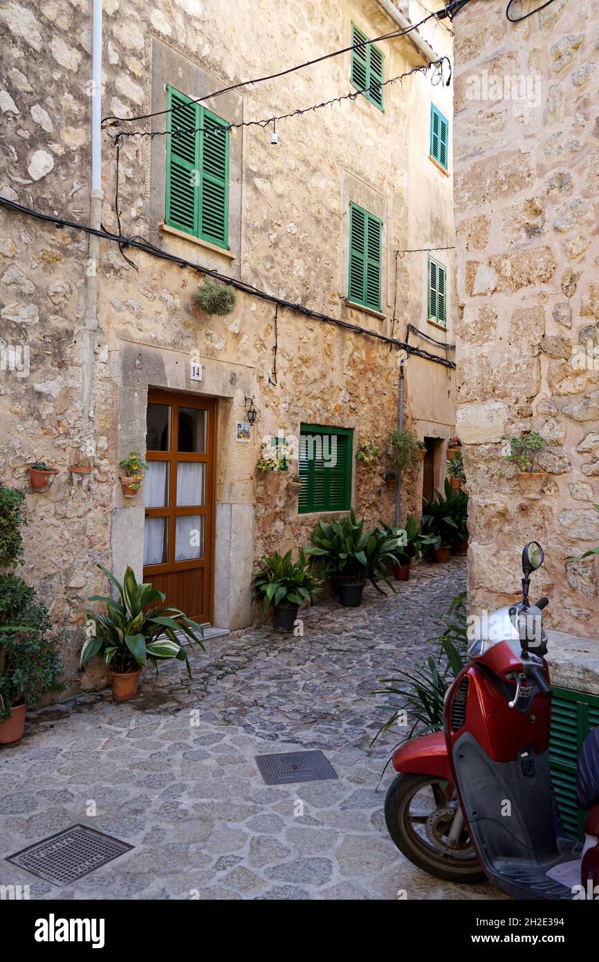 Rue pittoresque de Valldemossa avec des éraflures rouges.Majorque, Espagne Banque D'Images