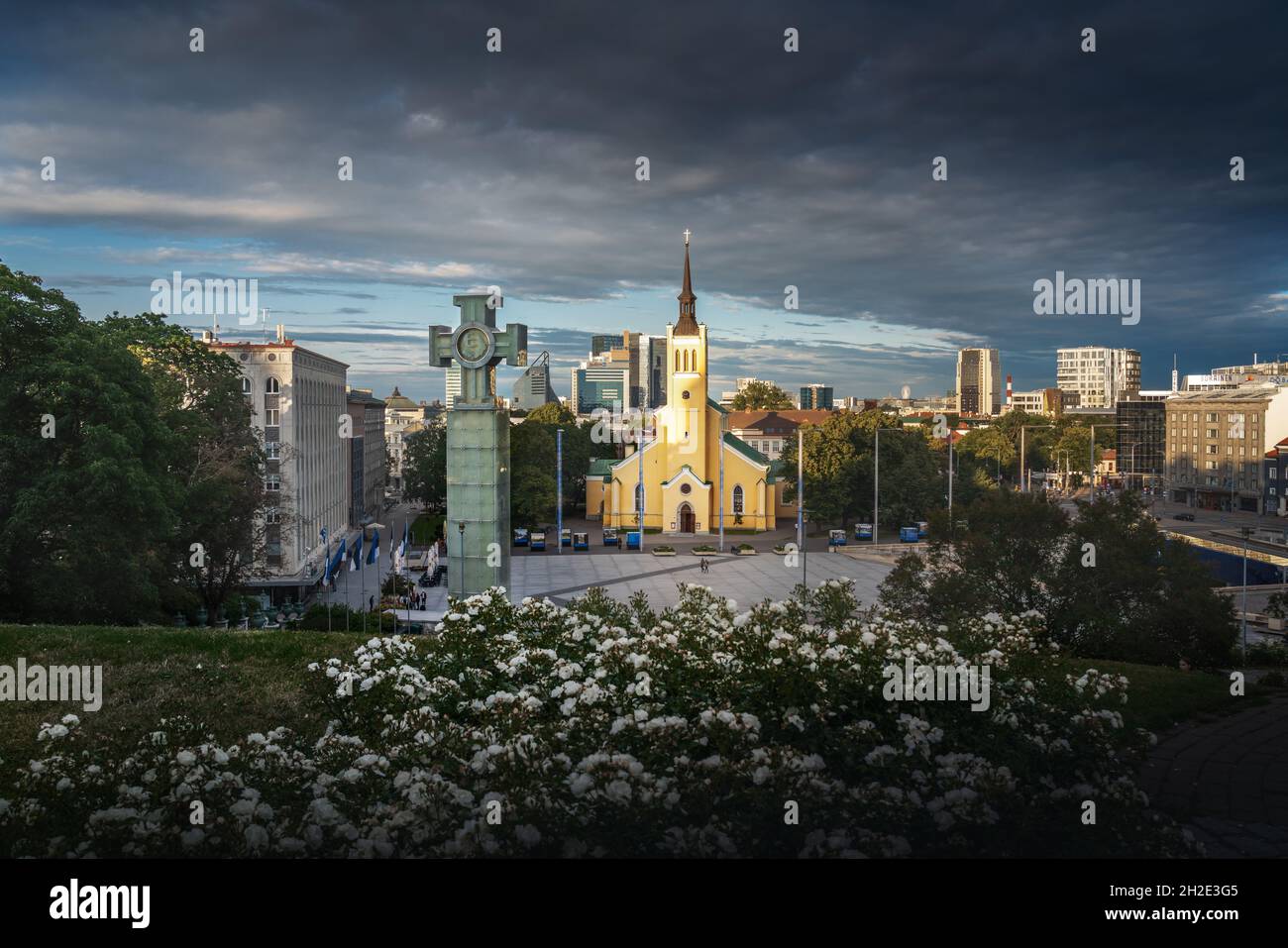 Place de la liberté avec la colonne de la victoire de la guerre d'indépendance et l'église St Johns - Tallinn, Estonie Banque D'Images
