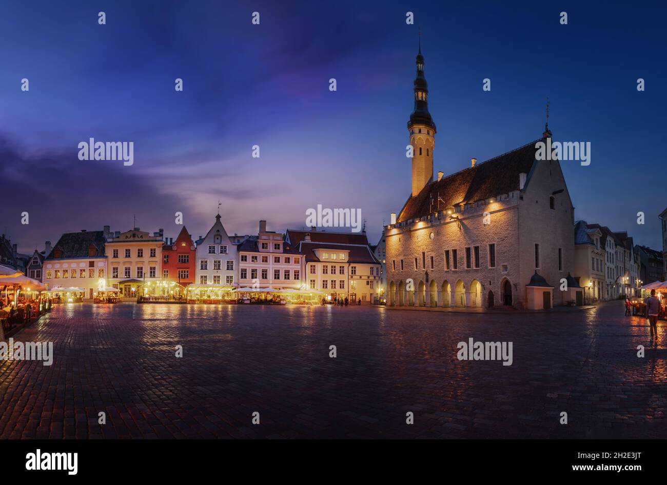 Place de l'hôtel de ville de Tallinn la nuit - Tallinn, Estonie Banque D'Images