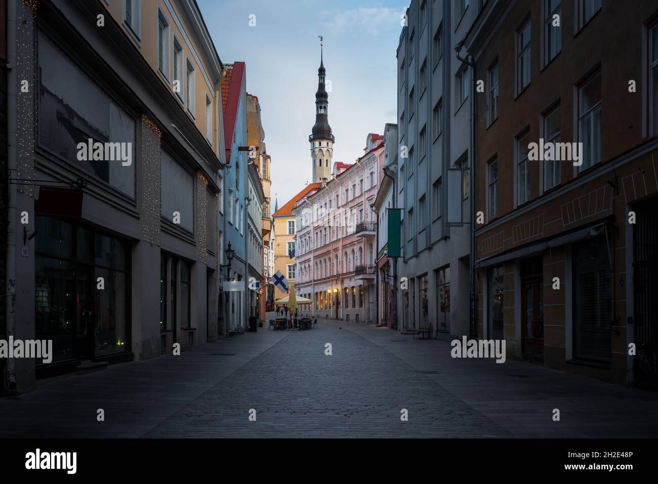 Vieille ville de Tallinn rue Viru avec la tour de l'hôtel de ville de Tallinn en arrière-plan - Tallinn, Estonie Banque D'Images