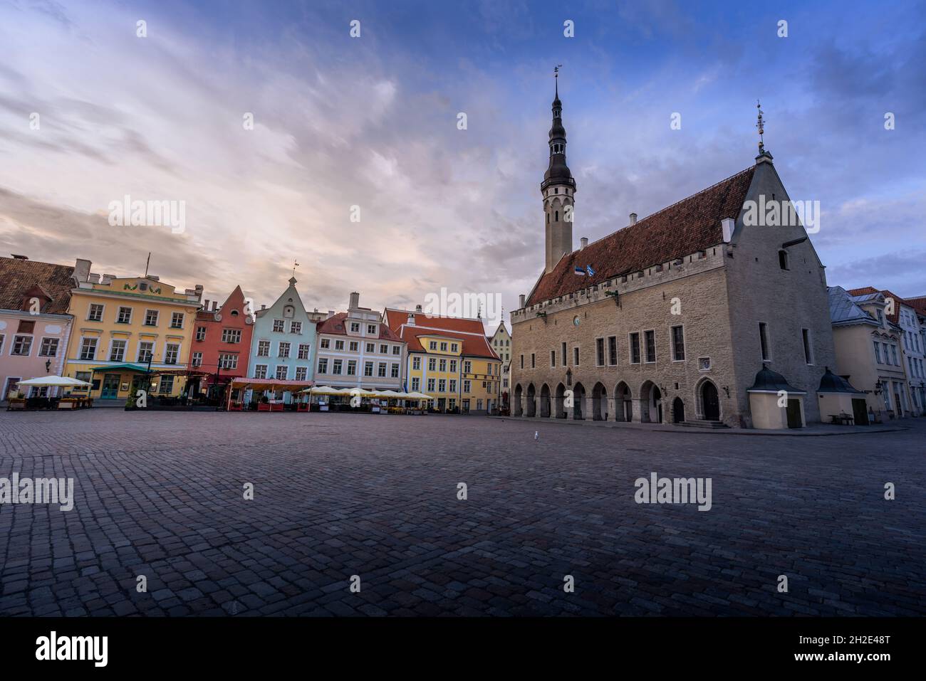 Place de l'hôtel de ville de Tallinn au coucher du soleil - Tallinn, Estonie Banque D'Images