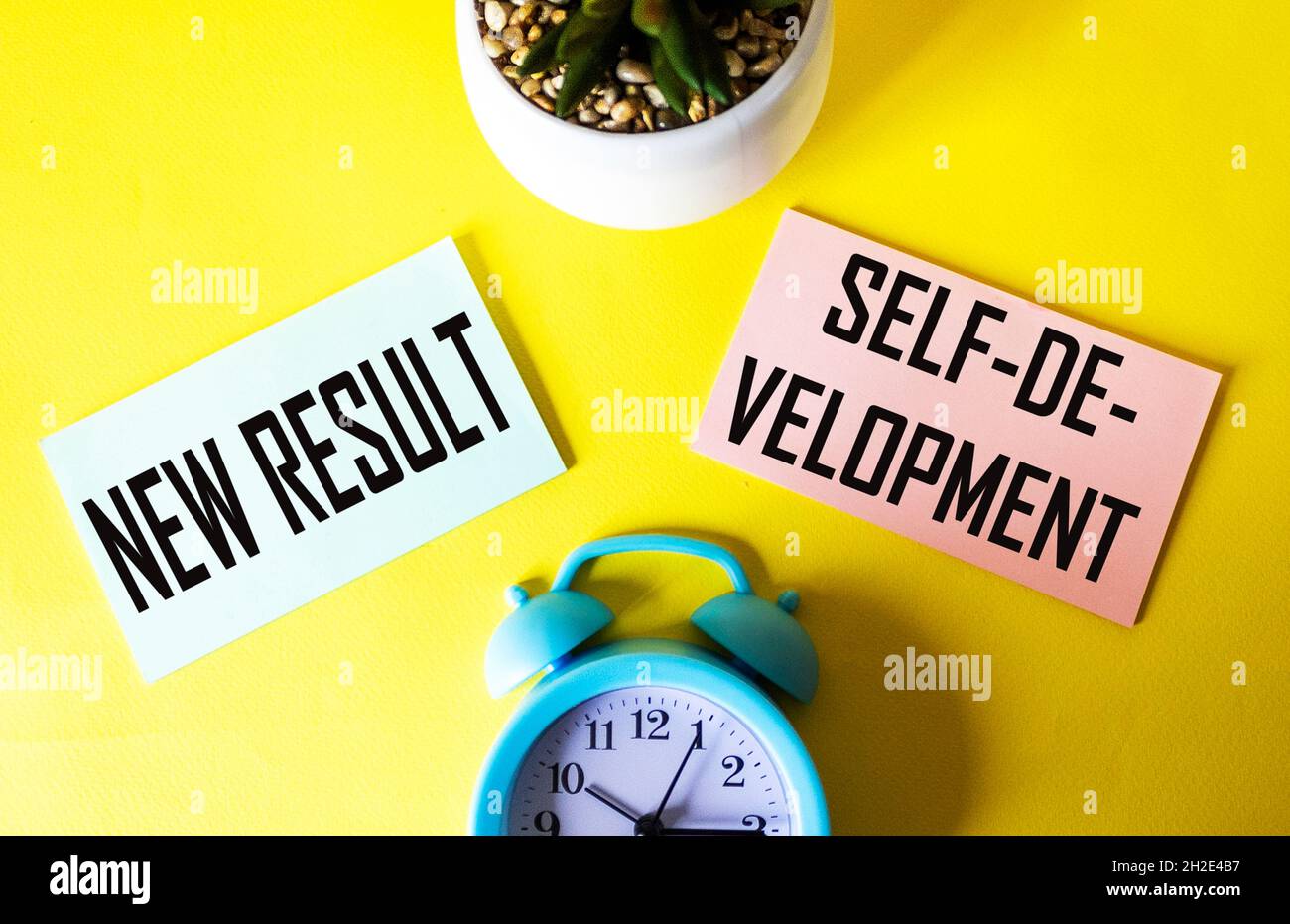 Nouvelle Facon De Penser Nouveau Resultat Developpement Personnel Citation Motivante Arriere Plan Jaune Photo Stock Alamy