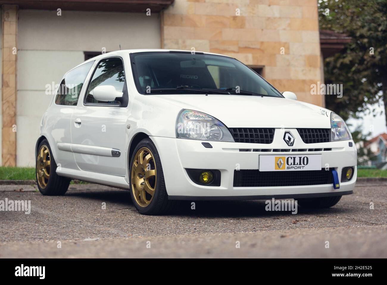 Reocin, Cantabria, Espagne - 2 octobre 2021: Salon de voiture à Reocin.Renault Clio sport phase 2 en blanc, avec moteur 2000cc et 169 ch de puissance. Banque D'Images
