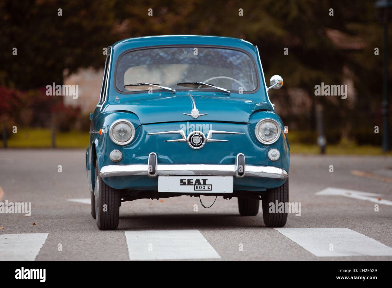 Reocin, Cantabria, Espagne - 2 octobre 2021 : exposition de véhicules classiques.Vue avant d'un SIÈGE bleu rétro 600, Une voiture de tourisme produite par le Spani Banque D'Images