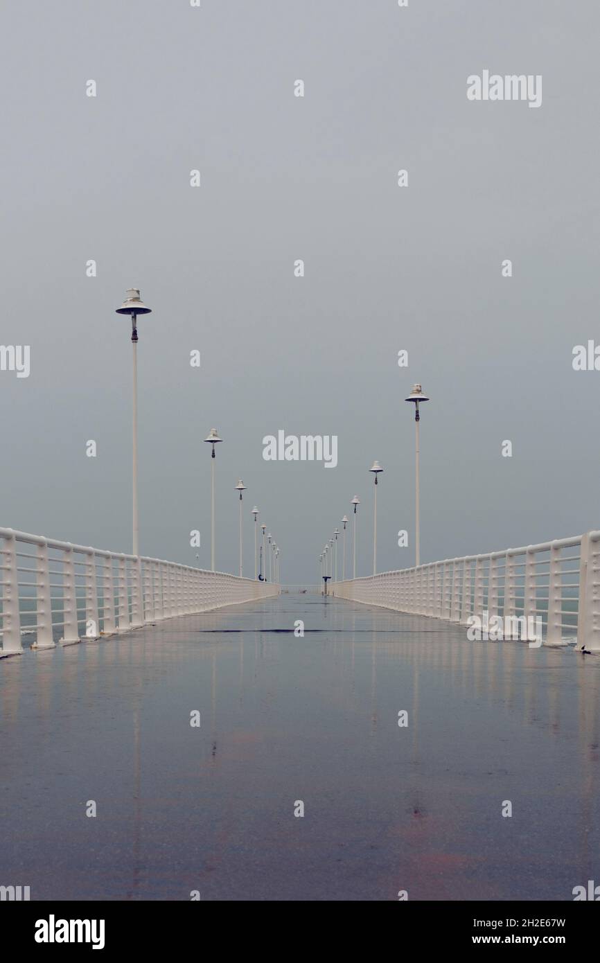 Jetée sur la mer pendant une journée de pluie Banque D'Images