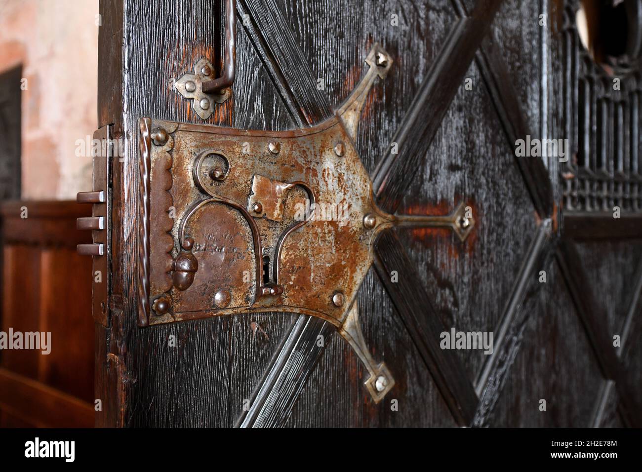 Ancienne porte en bois avec anciennes serrures au château du Haut-Koenigsbourg ou au château du Haut-Koenigsbourg en Alsace Banque D'Images