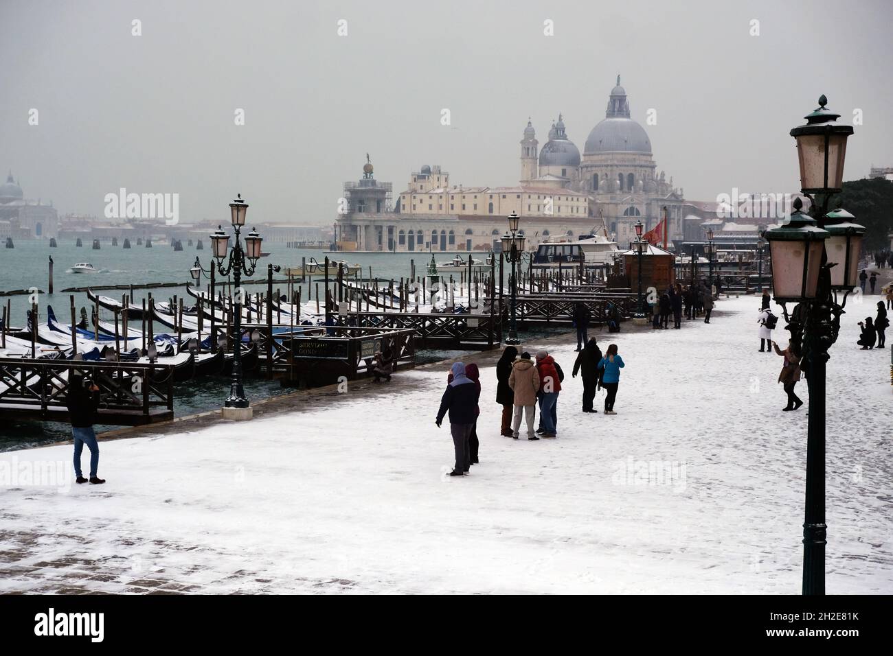 La neige couvre la ville de Venise, dans le nord de l'Italie, lors de sa première chute de neige de l'hiver.(MVS) Banque D'Images