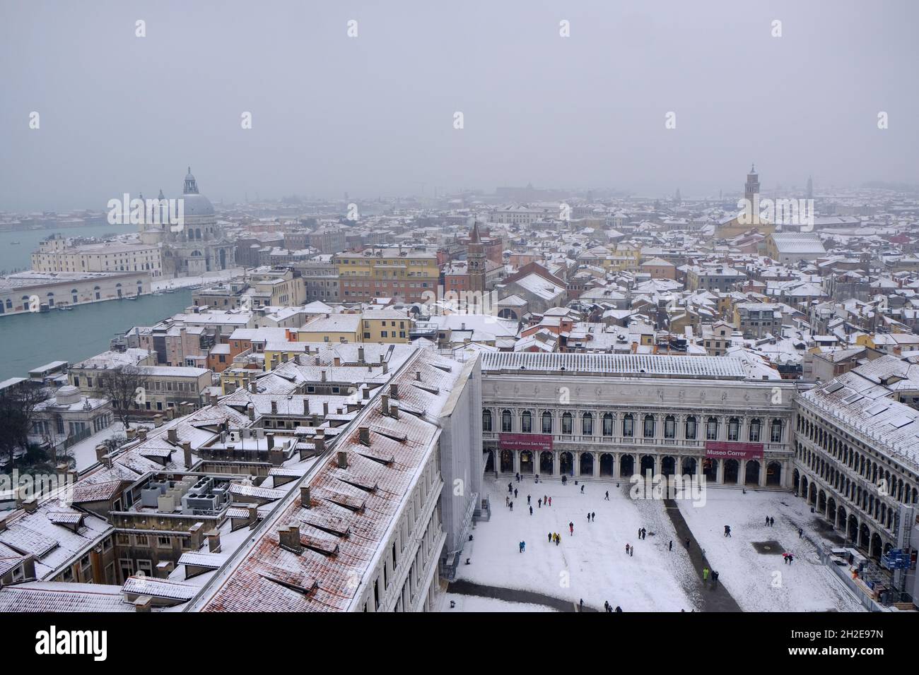 La neige couvre la ville de Venise, dans le nord de l'Italie, lors de sa première chute de neige de l'hiver.(MVS) Banque D'Images