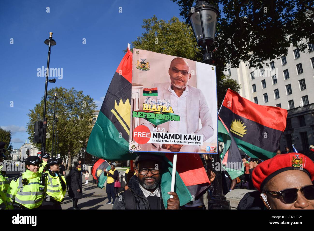 Londres, Royaume-Uni.21 octobre 2021.Un manifestant tient une photo de Nnamdi Kanu pendant la manifestation.les manifestants se sont rassemblés devant Downing Street pour réclamer un référendum sur l'indépendance de Biafra, une partie du Nigeria, et la libération du leader séparatiste Nnamdi Kanu.Crédit : SOPA Images Limited/Alamy Live News Banque D'Images