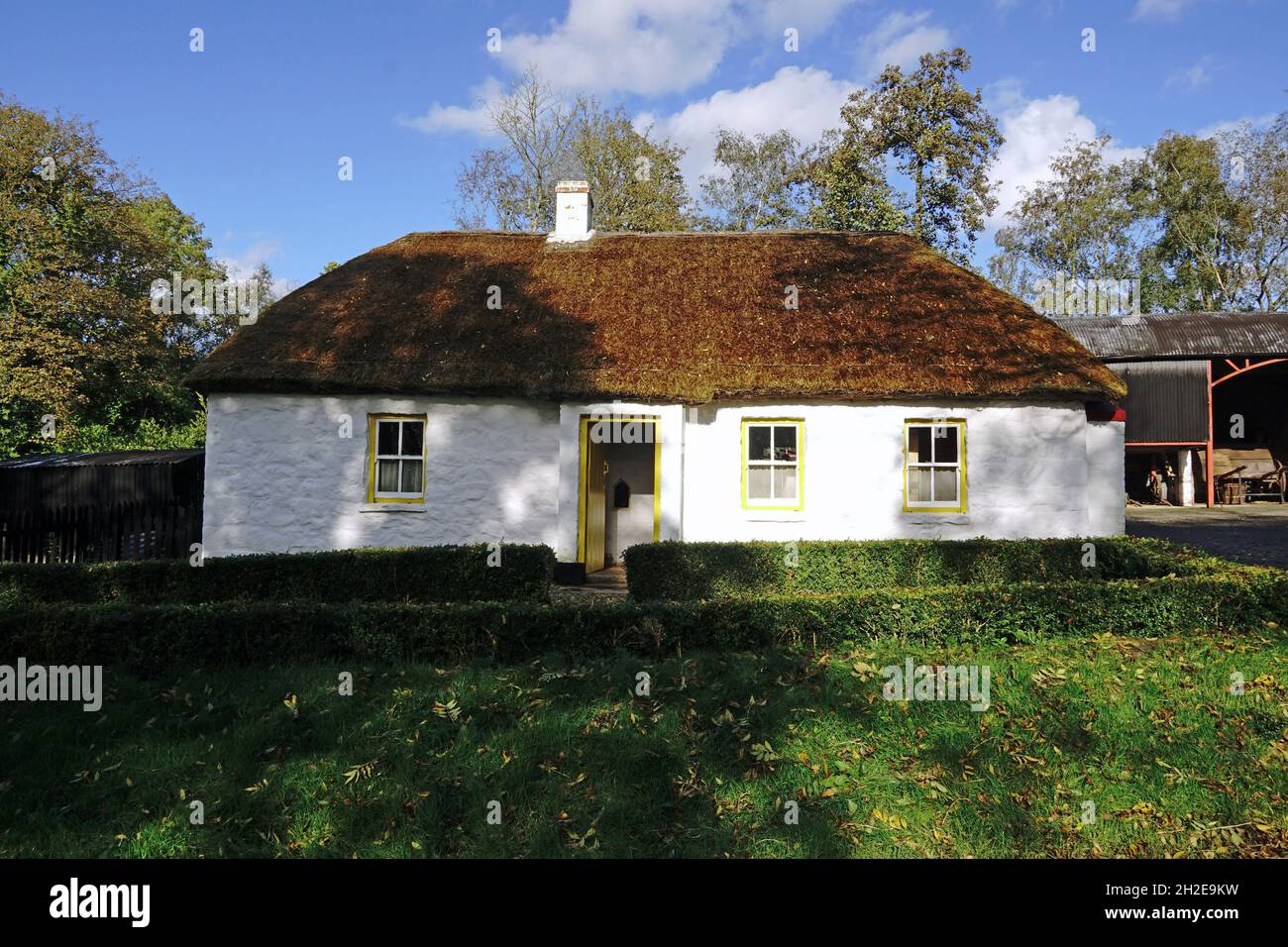 Maison de campagne en toit de chaume dans le Musée folklorique d'Ulster.Cultra, Irlande du Nord 16.10.2019 Banque D'Images