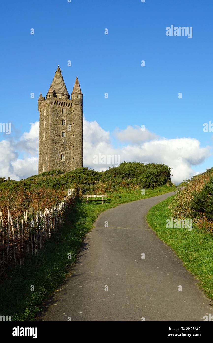 La tour Scrabo est une tour d'observation du XIXe siècle qui se dresse sur la colline Scrabo près de Newtownards dans le comté de Down, en Irlande du Nord Banque D'Images