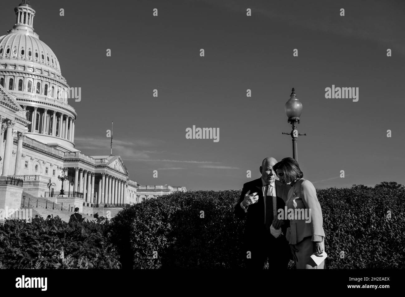 La Présidente de la Chambre des représentants des États-Unis Nancy Pelosi (démocrate de Californie), s'entretient avec le sénateur américain Ben Cardin (démocrate du Maryland) lors d'une conférence de presse sur la certification de l'amendement sur l'égalité des droits au Capitole des États-Unis à Washington, DC, le jeudi 21 octobre 2021.Crédit : Rod Lamkey/CNP Banque D'Images