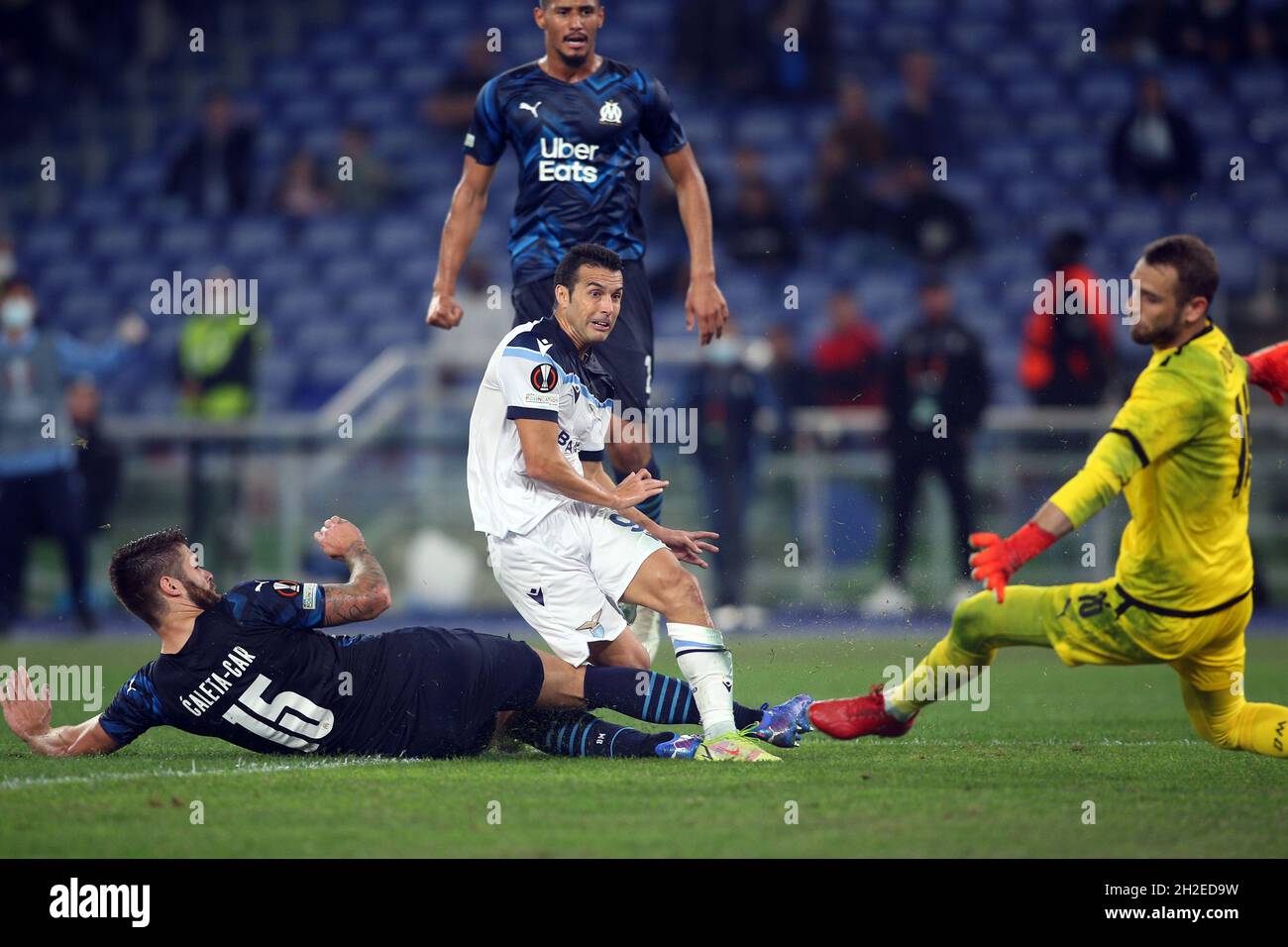 Rome, Italie.21 octobre 2021.ROME, Italie - 21.10.2021: DUJE CALETA-CAR (OLY), PEDRO (LAZIO) en action pendant le match de football de l'UEFA Europe League Group E entre SS Lazio vs Olympique de Marseille au stade olympique de Rome.Crédit : Agence photo indépendante/Alamy Live News Banque D'Images