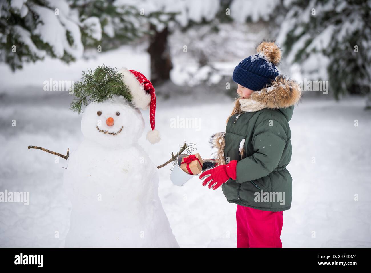 Joyeux Blond Mignonne Fille Fille Qui Se Plie Avec Un Bonhomme De Neige Photo Stock Alamy