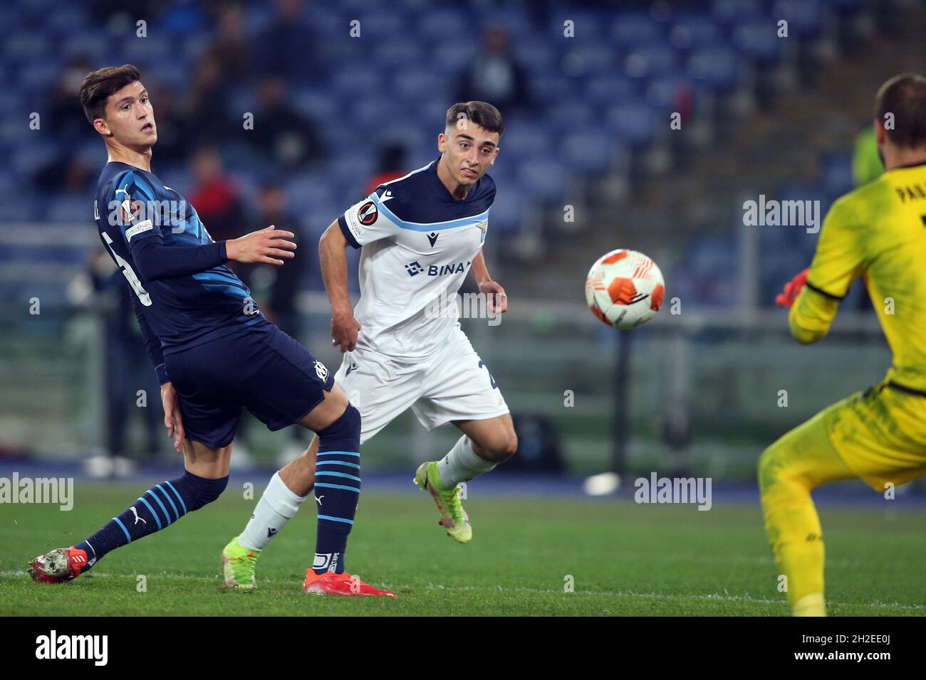 Rome, Italie.21 octobre 2021.ROME, Italie - 21.10.2021: L.BALERDI (OLY), RAUL MORO (LAZIO) en action pendant le match de football de l'UEFA Europe League Group E entre SS Lazio vs Olympique de Marseille au stade olympique de Rome.Crédit : Agence photo indépendante/Alamy Live News Banque D'Images