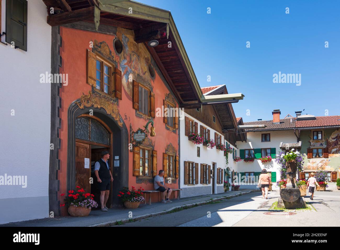 Mittenwald : Musée Geigenbaumuseum (musée de la fabrication de violon), Vieille ville, maison avec Lüftlmalerei (Lüftelmalerei), une forme d'art mural à Oberbayern, Haut-Bavar Banque D'Images
