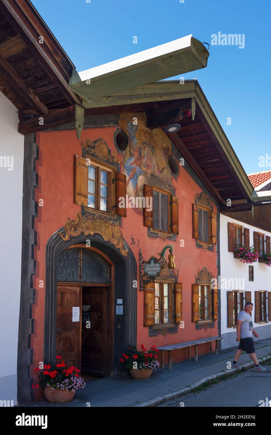 Mittenwald : Musée Geigenbaumuseum (musée de la fabrication de violon), Vieille ville, maison avec Lüftlmalerei (Lüftelmalerei), une forme d'art mural à Oberbayern, Haut-Bavar Banque D'Images