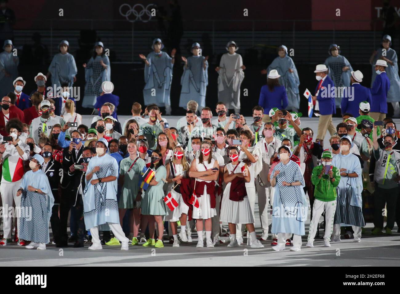 23 JUILLET 2021 - TOKYO, JAPON: Les athlètes regardent la récréation en direct de 50 pictogrammes représentant les 50 disciplines de ces Jeux Olympiques pendant Banque D'Images