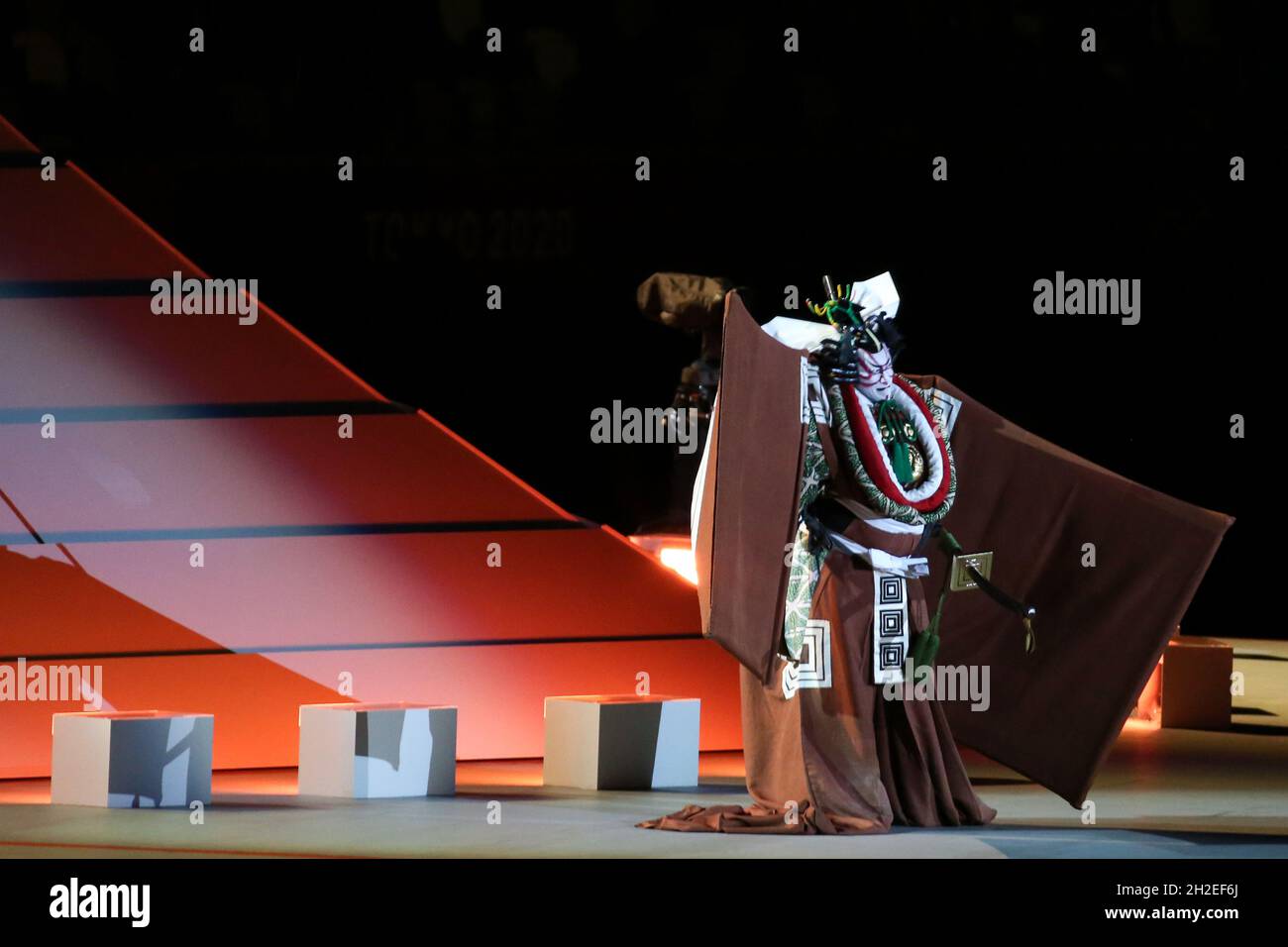 23 JUILLET 2021 - TOKYO, JAPON: Performance de l'acteur kabuki Ichikawa Ebizō XI, en agissant un extrait de Shibaraku lors de la cérémonie d'ouverture du Banque D'Images