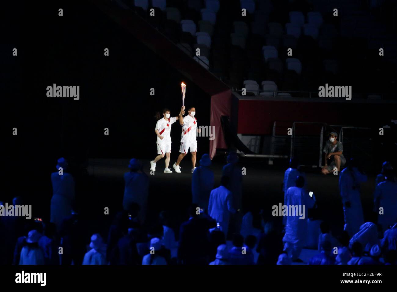 23 JUILLET 2021 - TOKYO, JAPON: Hope Lights notre segment avec la flamme olympique introduit dans le stade par le lutteur Saori Yoshida et judoka Tadah Banque D'Images