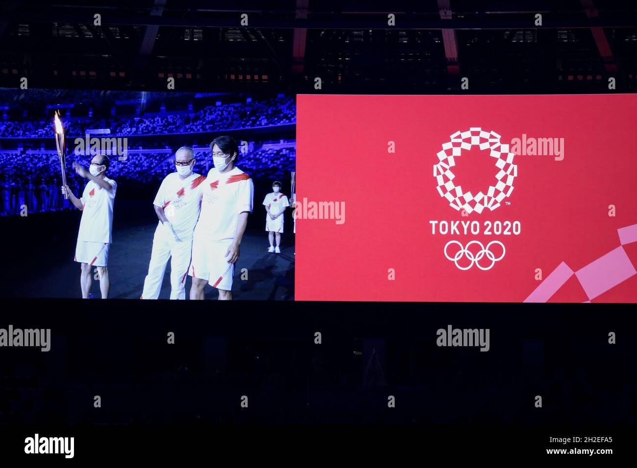 23 JUILLET 2021 - TOKYO, JAPON: La flamme olympique est portée par les grands joueurs de baseball japonais Shigeo Nagashima, Sadaharu Oh, et Hideki 'Godzilla' Matsui d Banque D'Images