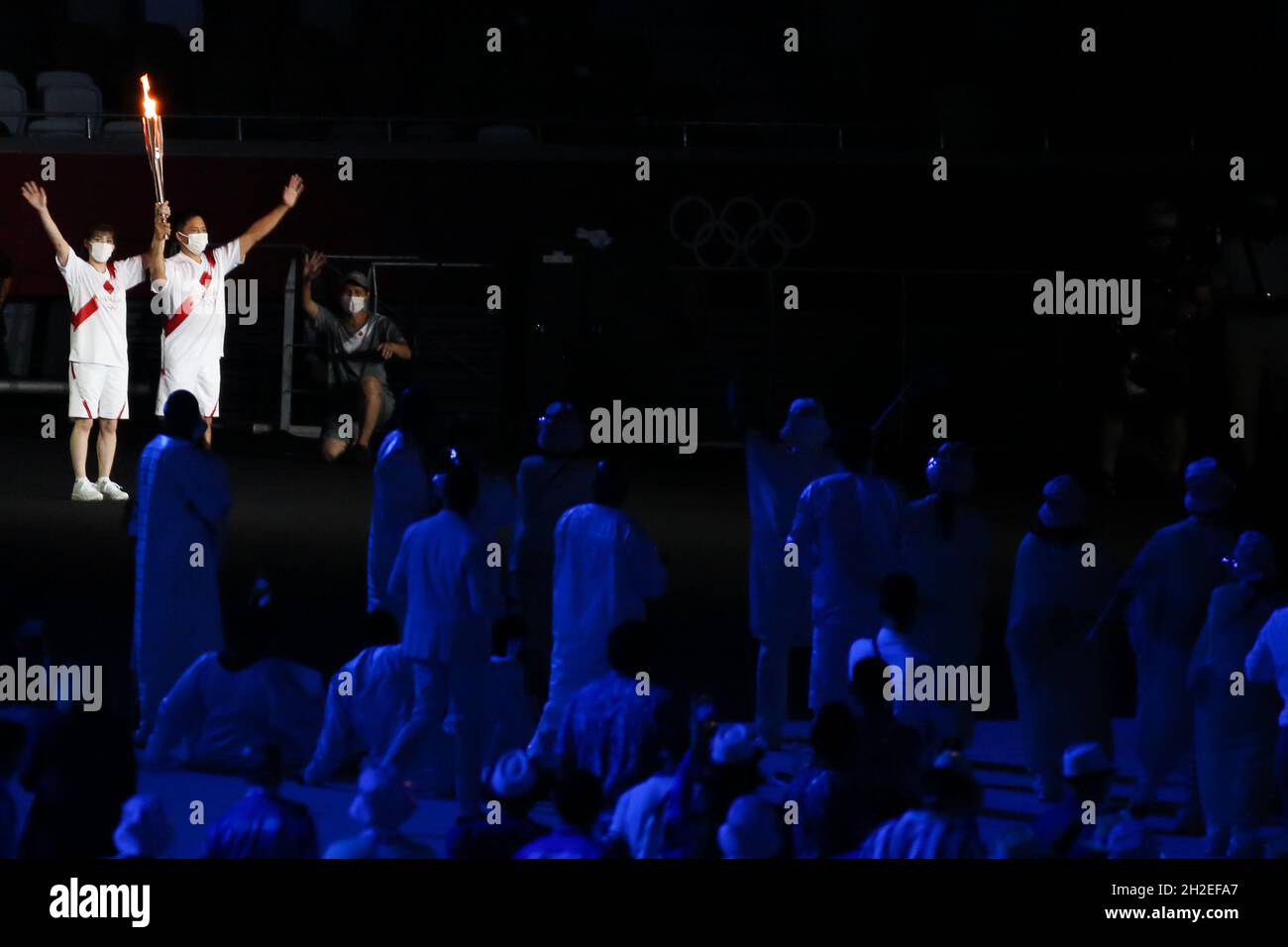 23 JUILLET 2021 - TOKYO, JAPON: Hope Lights notre segment avec la flamme olympique introduit dans le stade par le lutteur Saori Yoshida et judoka Tadah Banque D'Images