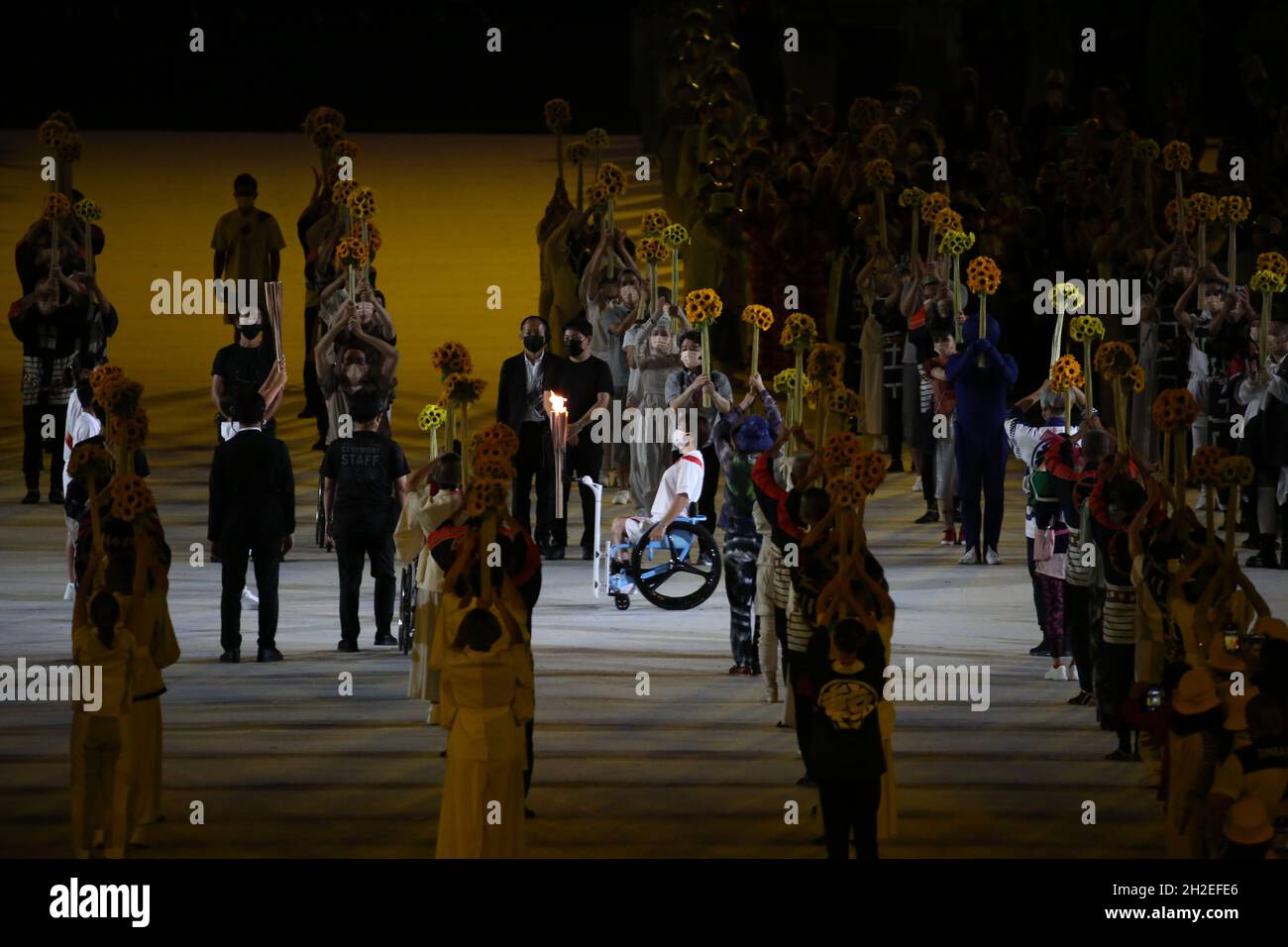 23 JUILLET 2021 - TOKYO, JAPON : la flamme olympique est portée par l'athlète paralympique Wakako Tsuchida lors de la cérémonie d'ouverture de l'Olym de Tokyo 2020 Banque D'Images