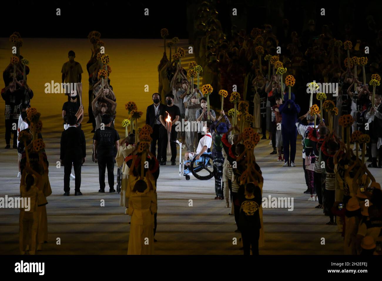 23 JUILLET 2021 - TOKYO, JAPON : la flamme olympique est portée par l'athlète paralympique Wakako Tsuchida lors de la cérémonie d'ouverture de l'Olym de Tokyo 2020 Banque D'Images