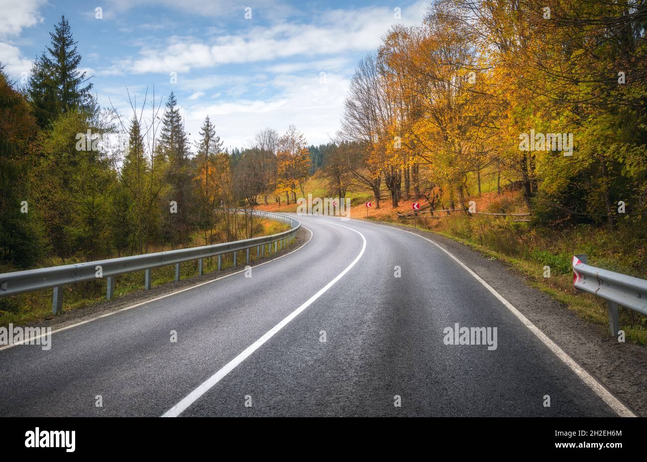 Route en forêt d'automne.Belle route de montagne vide Banque D'Images